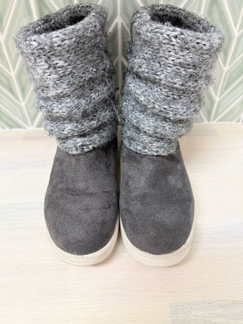 Cat and Jack girls fuzzy boots size 13